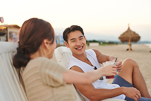 포토 JPG 주간 커플 여자 남자 여행 휴가 휴식 미소 들기 상반신 20대 성인 야외 두명 옆모습 여름 여름휴가 바캉스 모래사장 한국인 칵테일 즐거움 건배 강원도 하조대해수욕장 성인만 국내포토 자연요소 계절 감정 바다 뷰포인트 컨셉 관계 모션 주류 한국 표정 사람 동양인 청년 해수욕장 양양 파일형식 여름_계절