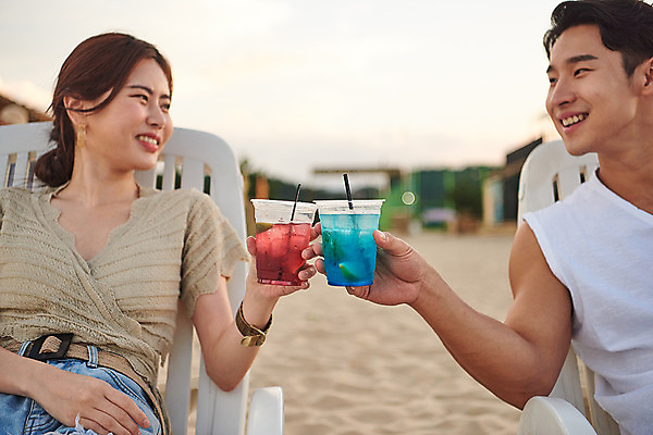 포토 JPG 주간 커플 여자 남자 여행 휴가 휴식 미소 들기 앉기 상반신 20대 성인 야외 두명 앞모습 여름 여름휴가 바캉스 모래사장 마주보기 한국인 칵테일 즐거움 건배 강원도 하조대해수욕장 성인만 국내포토 자연요소 계절 감정 바다 뷰포인트 컨셉 관계 모션 주류 한국 표정 사람 동양인 청년 해수욕장 양양 파일형식 여름_계절