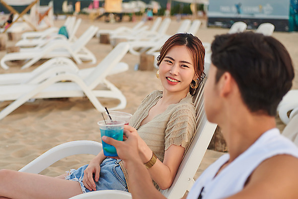 포토 JPG 주간 커플 여자 남자 여행 휴가 휴식 미소 들기 상반신 20대 성인 야외 두명 옆모습 여름 여름휴가 바캉스 모래사장 마주보기 한국인 칵테일 즐거움 건배 강원도 하조대해수욕장 성인만 국내포토 자연요소 계절 감정 바다 뷰포인트 컨셉 관계 모션 주류 한국 표정 사람 동양인 청년 해수욕장 양양 파일형식 여름_계절