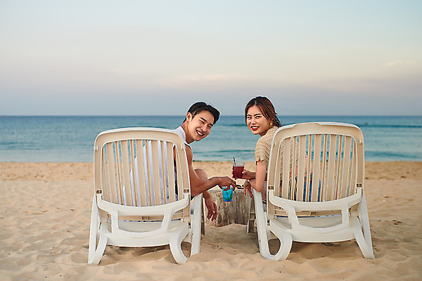 포토 JPG 주간 전신 커플 여자 남자 여행 하늘 휴가 휴식 미소 들기 앉기 20대 성인 야외 두명 뒷모습 여름 여름휴가 바캉스 모래사장 한국인 칵테일 뒤돌아보기 즐거움 선베드 강원도 하조대해수욕장 성인만 국내포토 자연요소 계절 감정 바다 뷰포인트 컨셉 의자 관계 모션 주류 한국 표정 사람 동양인 청년 해수욕장 양양 파일형식 여름_계절