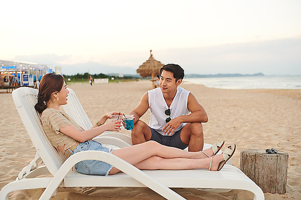 포토 JPG 주간 전신 커플 여자 남자 여행 휴가 휴식 미소 들기 앉기 20대 성인 야외 두명 앞모습 옆모습 여름 여름휴가 바캉스 모래사장 마주보기 한국인 칵테일 즐거움 건배 선베드 강원도 하조대해수욕장 성인만 국내포토 자연요소 계절 감정 바다 뷰포인트 컨셉 의자 관계 모션 주류 한국 표정 사람 동양인 청년 해수욕장 양양 파일형식 여름_계절