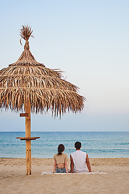 포토 JPG 주간 커플 여자 남자 여행 하늘 휴가 휴식 앉기 상반신 20대 성인 야외 두명 뒷모습 여름 여름휴가 바캉스 모래사장 한국인 즐거움 강원도 하조대해수욕장 성인만 국내포토 자연요소 계절 감정 바다 뷰포인트 컨셉 관계 모션 한국 사람 동양인 청년 해수욕장 양양 파일형식 여름_계절