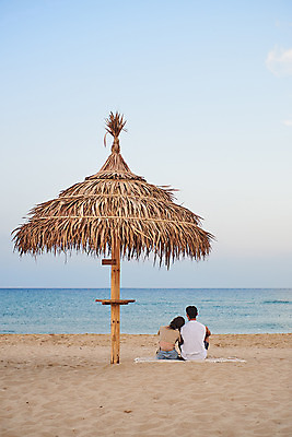 포토 JPG 주간 커플 여자 남자 여행 하늘 휴가 휴식 앉기 상반신 20대 성인 야외 두명 뒷모습 여름 여름휴가 바캉스 모래사장 기댐 한국인 즐거움 강원도 하조대해수욕장 성인만 국내포토 자연요소 계절 감정 바다 뷰포인트 컨셉 관계 모션 한국 사람 동양인 청년 해수욕장 양양 파일형식 여름_계절