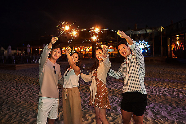 포토 JPG 여자 남자 여행 휴가 불꽃 휴식 불꽃놀이 미소 들기 여러명 상반신 20대 성인 야외 앞모습 옆모습 여름 친구 여름휴가 바캉스 모래사장 우정 한국인 야간 즐거움 강원도 하조대해수욕장 성인만 국내포토 자연요소 계절 감정 바다 뷰포인트 다수 컨셉 관계 모션 놀이 불 한국 표정 사람 동양인 청년 해수욕장 양양 파일형식 여름_계절