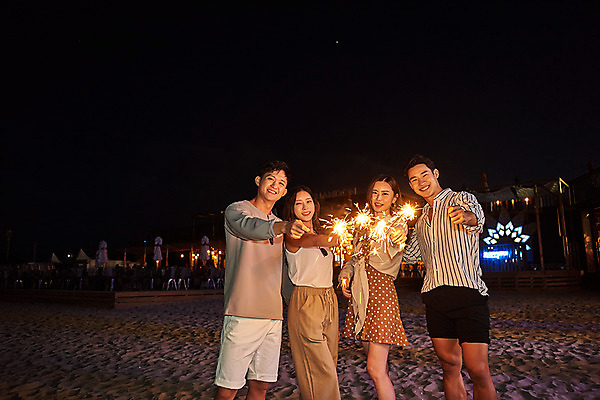 포토 JPG 여자 남자 여행 휴가 불꽃 휴식 불꽃놀이 미소 들기 여러명 상반신 20대 성인 야외 앞모습 옆모습 여름 친구 여름휴가 바캉스 모래사장 우정 한국인 야간 즐거움 강원도 하조대해수욕장 성인만 국내포토 자연요소 계절 감정 바다 뷰포인트 다수 컨셉 관계 모션 놀이 불 한국 표정 사람 동양인 청년 해수욕장 양양 파일형식 여름_계절