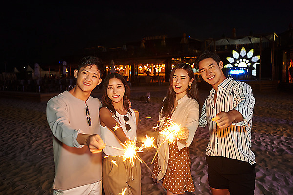 포토 JPG 여자 남자 여행 휴가 불꽃 휴식 불꽃놀이 미소 들기 여러명 상반신 20대 성인 야외 앞모습 옆모습 여름 친구 여름휴가 바캉스 모래사장 우정 한국인 야간 즐거움 강원도 하조대해수욕장 성인만 국내포토 자연요소 계절 감정 바다 뷰포인트 다수 컨셉 관계 모션 놀이 불 한국 표정 사람 동양인 청년 해수욕장 양양 파일형식 여름_계절