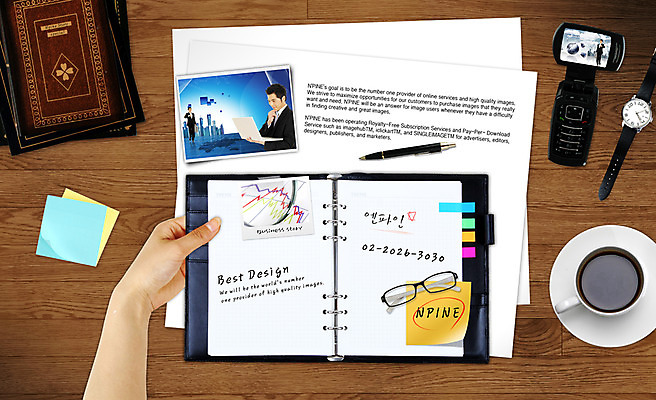 편집이미지 직업 라이프스타일 커피 음료 시계 장신구 모션 문구용품 잔 사람 신체부위 스마트기기 사무용품 메모지 오브젝트 파일형식 직장인 비즈니스 비즈니스라이프 손 디지털합성 디자인 다이어리 손짓 커피잔 손목시계 기념사진 종이 문서 책 포스트잇 PSD 이미지편집 스마트폰