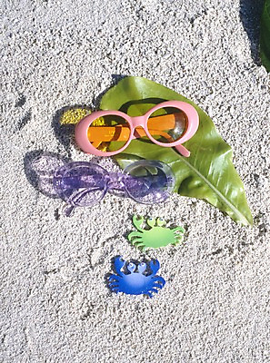 포토 주간 해외풍경 아시아 안경 외국문화 나뭇잎 사람없음 야외 관광지 모래사장 선글라스 세계 장난감 꽃게 오브젝트 휴양지 서아시아 몰디브 서남아시아 국내포토 자연요소 해외 잡화 나라 문화 바다 여행 잎 풍경 장소 게 파일형식