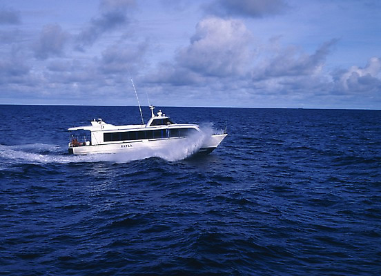 포토 주간 구름 해외풍경 해외 아시아 파도 바다 외국문화 교통 수상교통 요트 하늘 휴가 휴식 항해 풍경 사람없음 야외 관광지 세계 휴양지 서아시아 몰디브 서남아시아 선박 국내포토 자연요소 나라 문화 교통수단 여행 컨셉 배_교통 장소 파일형식