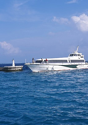 포토 주간 구름 해외풍경 해외 아시아 바다 외국문화 요트 하늘 휴가 휴식 사람 풍경 야외 관광지 세계 항구 휴양지 서아시아 몰디브 서남아시아 선박 국내포토 자연요소 나라 문화 여행 컨셉 수상교통 배_교통 교통시설 장소 파일형식