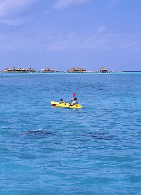 포토 주간 해외풍경 해외 아시아 어린이 바다 외국문화 리조트 휴가 휴식 사람 풍경 야외 건물 관광지 세계 여행객 휴양지 카누 방갈로 서아시아 몰디브 서남아시아 레너 선박 어린이만 국내포토 자연요소 건축물 나라 문화 여행 컨셉 수상교통 숙소 장소 수상스포츠 파일형식
