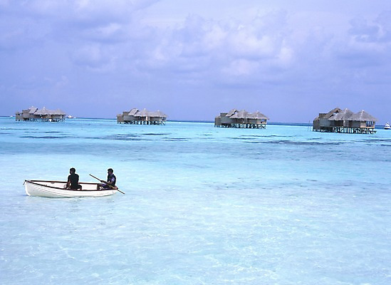 포토 주간 구름 해외풍경 해외 아시아 바다 외국문화 교통 수상교통 하늘 리조트 휴가 휴식 사람 풍경 해변 야외 건물 관광지 세계 보트 원주민 휴양지 방갈로 서아시아 몰디브 서남아시아 선박 국내포토 자연요소 건축물 나라 문화 교통수단 여행 컨셉 배_교통 숙소 장소 아프리카인 파일형식