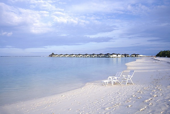 포토 구름 해외풍경 해외 아시아 바다 외국문화 섬 의자 하늘 리조트 휴가 휴식 풍경 해변 관광지 모래사장 세계 발자국 휴양지 선베드 방갈로 서아시아 몰디브 서남아시아 국내포토 자연요소 나라 문화 여행 가구 컨셉 자국 숙소 장소 파일형식