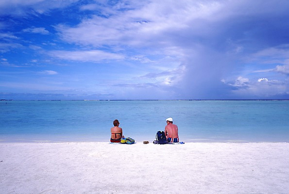 포토 주간 서양인 외국인 구름 해외풍경 해외 부부 커플 아시아 바다 외국문화 하늘 휴가 휴식 사람 풍경 해변 야외 두명 관광지 모래사장 세계 여행객 휴양지 서아시아 몰디브 서남아시아 국내포토 자연요소 나라 문화 여행 컨셉 관계 인종 장소 파일형식