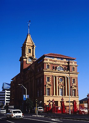 포토 JPG 주간 해외풍경 해외 건축물 건축 도로 길 육상교통 외국문화 교통 가로등 자동차 하늘 조명 거리 풍경 사람없음 야외 건물 세로 관광지 세계 오세아니아 시계탑 뉴질랜드 오클랜드 페리선착장 국내포토 자연요소 공공시설 나라 문화 교통수단 여행 교통시설 탑 항구 파일형식