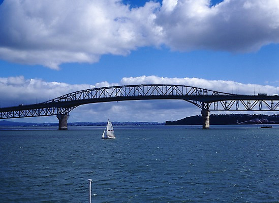 포토 JPG 주간 구름 해외풍경 해외 바다 컬러 외국문화 교통 수상교통 요트 하늘 풍경 사람없음 야외 가로 파란색 관광지 세계 오세아니아 뉴질랜드 남태평양 하버브리지 오클랜드 가교 선박 국내포토 자연요소 건축물 나라 문화 교통수단 여행 배_교통 다리_건축물 태평양 파일형식
