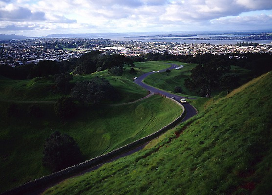 포토 JPG 주간 나무 구름 해외풍경 해외 도로 길 육상교통 컬러 외국문화 교통 자동차 하늘 풍경 초원 사람없음 야외 가로 초록색 관광지 세계 마을 도시 오세아니아 숲 언덕 뉴질랜드 국내포토 자연요소 식물 나라 문화 교통수단 여행 교통시설 파일형식