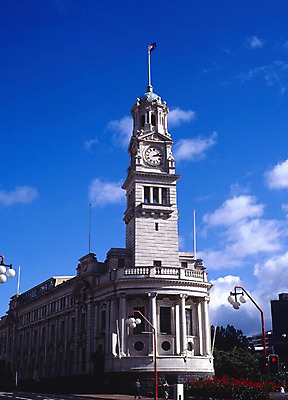 포토 JPG 주간 구름 해외풍경 해외 건축물 건축 컬러 외국문화 가로등 하늘 조명 풍경 사람없음 야외 건물 세로 파란색 관광지 세계 오세아니아 시계탑 뉴질랜드 남태평양 오클랜드 국내포토 자연요소 공공시설 나라 문화 여행 탑 태평양 파일형식