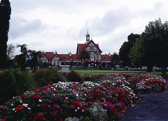 포토 JPG 주간 나무 구름 해외풍경 해외 건축물 건축 외국문화 꽃밭 하늘 풍경 사람없음 야외 건물 가로 관광지 세계 정원 오세아니아 뉴질랜드 조경 전원주택 국내포토 자연요소 식물 꽃 나라 문화 여행 주택 파일형식