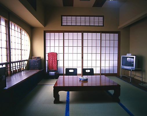 포토 JPG 해외풍경 해외 건축물 건축 아시아 외국문화 창문 탁자 실내 사람없음 건물 가로 관광지 세계 문 일본 텔레비전 방 응접실 다다미 다다미방 좌식의자 국내포토 나라 문화 여행 가구 의자 풍경 내부 전자제품 파일형식