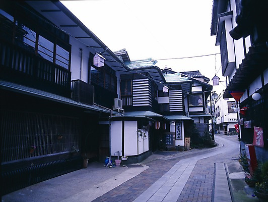 포토 JPG 주간 해외풍경 해외 건축물 건축 아시아 외국문화 주택 풍경 사람없음 야외 건물 가로 관광지 세계 일본 골목길 일본건축 국내포토 자연요소 나라 문화 길 여행 동양건축 파일형식