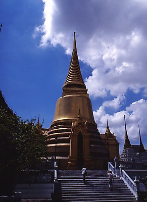포토 JPG 주간 구름 해외풍경 해외 건축물 건축 아시아 외국문화 태국 하늘 태국문화 사람 풍경 야외 건물 세로 관광지 세계 계단 동남아시아 사찰 사원 동아시아 국내포토 자연요소 동양문화 나라 문화 여행 비즈니스 종교건축 파일형식