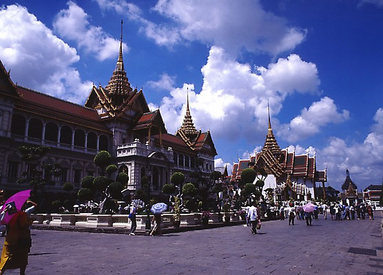 포토 JPG 주간 나무 구름 해외풍경 해외 건축물 건축 아시아 외국문화 태국 하늘 거리 태국문화 사람 풍경 야외 건물 가로 관광지 세계 여행객 동남아시아 조경 광장 왕궁 동아시아 타이왕궁 국내포토 자연요소 식물 동양문화 나라 문화 여행 궁전 파일형식