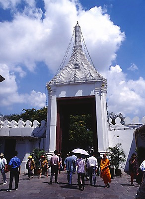포토 JPG 주간 구름 해외풍경 해외 건축물 건축 아시아 외국문화 태국 하늘 태국문화 사람 풍경 야외 건물 세로 관광지 세계 여행객 문 동남아시아 동아시아 국내포토 자연요소 동양문화 나라 문화 여행 파일형식