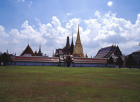 포토 JPG 주간 구름 해외풍경 해외 건축물 건축 아시아 외국문화 태국 하늘 태국문화 풍경 잔디 초원 사람없음 야외 건물 가로 관광지 세계 동남아시아 사찰 사원 동아시아 국내포토 자연요소 식물 동양문화 나라 문화 여행 비즈니스 종교건축 파일형식