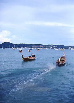 포토 JPG 주간 구름 해외풍경 해외 아시아 바다 컬러 외국문화 요트 태국 하늘 휴가 태국문화 풍경 경기 야외 세로 파란색 관광지 세계 동남아시아 휴양지 동아시아 선박 국내포토 자연요소 동양문화 나라 문화 스포츠 여행 수상교통 배_교통 장소 파일형식