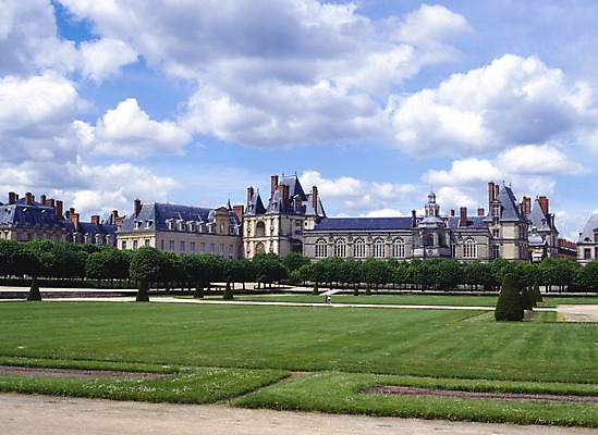 포토 JPG 주간 나무 구름 해외풍경 해외 공원 유럽 하늘 유럽건축 주택 풍경 사람없음 야외 건물 가로 관광지 세계 정원 프랑스 성 조경 파리_프랑스 조경수 국내포토 자연요소 식물 건축물 공공시설 나라 여행 서양건축 파일형식