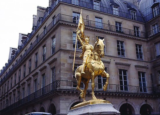포토 JPG 주간 해외풍경 해외 건축물 건축 유럽 유럽건축 거리 풍경 사람없음 야외 건물 가로 관광지 세계 동상 금색 프랑스 깃발 말_동물 황금 파리_프랑스 기수 국내포토 자연요소 나라 컬러 여행 포유류 서양건축 조형물 기념물 파일형식