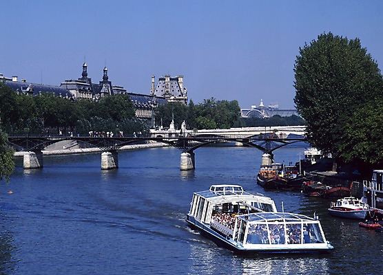 포토 JPG 주간 나무 해외풍경 해외 유럽 풍경 야외 건물 가로 관광지 강 세계 여행객 프랑스 도시 유람선 파리_프랑스 가교 국내포토 자연요소 식물 건축물 나라 여행 배_교통 사람 파일형식