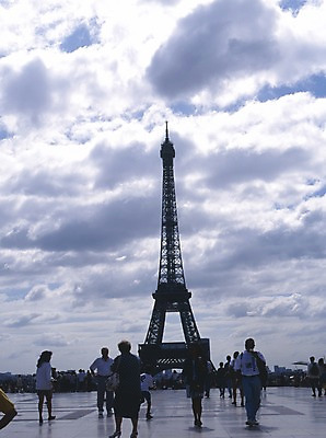 포토 JPG 주간 구름 해외풍경 해외 유럽 하늘 사람 풍경 야외 세로 관광지 세계 여행객 탑 프랑스 에펠탑 광장 파리_프랑스 국내포토 자연요소 건축물 나라 여행 파리 랜드마크 파일형식