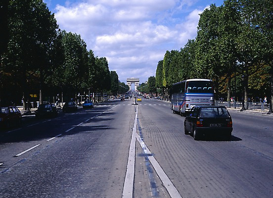 포토 JPG 주간 나무 구름 해외풍경 해외 유럽 도로 길 육상교통 교통 자동차 풍경 사람없음 야외 가로 관광지 세계 프랑스 그늘 가로수 개선문 파리_프랑스 중앙선 국내포토 자연요소 식물 나라 교통수단 여행 교통시설 파일형식