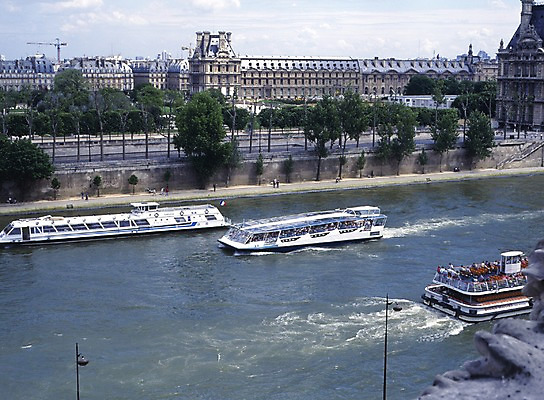 포토 JPG 주간 나무 구름 해외풍경 해외 건축물 건축 유럽 도로 길 가로등 하늘 유럽건축 조명 풍경 빌딩 야외 건물 가로 관광지 강 세계 프랑스 도시 유람선 가로수 파리_프랑스 센강 선박 상업시설 국내포토 자연요소 식물 공공시설 나라 여행 수상교통 배_교통 서양건축 교통시설 시설 상업 파일형식