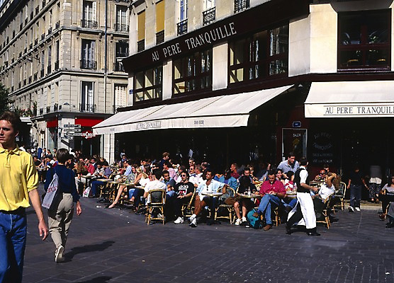 포토 JPG 주간 서양인 백인 해외풍경 해외 건축물 건축 유럽 의자 탁자 거리 사람 풍경 야외 건물 가로 관광지 세계 상점 식당 레스토랑 프랑스 도시 보행로 노천카페 파리_프랑스 국내포토 자연요소 외국인 나라 길 여행 가구 카페 파일형식