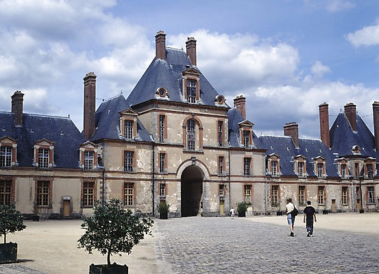 포토 JPG 주간 나무 구름 해외풍경 해외 건축물 건축 유럽 길 하늘 유럽건축 사람 풍경 야외 두명 건물 가로 관광지 세계 프랑스 조경 파리_프랑스 국내포토 자연요소 식물 나라 여행 서양건축 파일형식