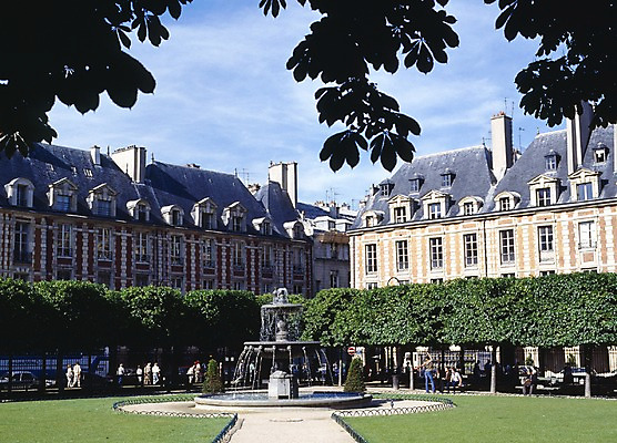 포토 JPG 주간 나무 구름 해외풍경 해외 건축물 건축 유럽 길 하늘 유럽건축 나뭇잎 풍경 잔디 야외 건물 가로 물 관광지 세계 정원 프랑스 분수 파리_프랑스 분수_분수대 국내포토 자연요소 식물 나라 여행 잎 서양건축 분수대 파일형식