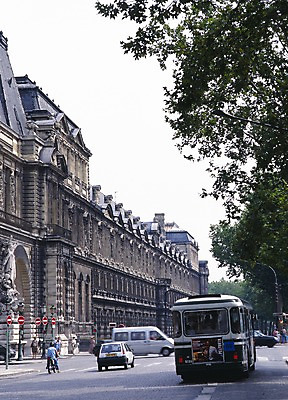 포토 JPG 주간 나무 해외풍경 해외 건축물 건축 유럽 도로 길 육상교통 교통 자동차 유럽건축 거리 버스 사람 풍경 야외 건물 세로 관광지 세계 프랑스 표지판 파리_프랑스 국내포토 자연요소 식물 나라 교통수단 여행 서양건축 교통시설 대중교통 알림판 파일형식