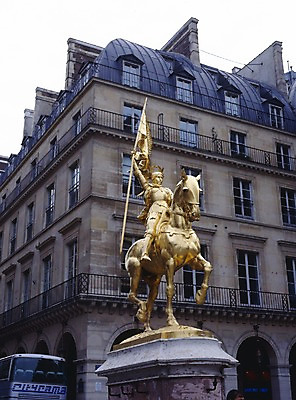 포토 JPG 주간 해외풍경 해외 건축물 건축 유럽 한대 창문 유럽건축 거리 버스 풍경 사람없음 야외 건물 세로 관광지 세계 동상 금색 프랑스 깃발 말_동물 황금 파리_프랑스 기수 국내포토 자연요소 1 나라 육상교통 컬러 여행 포유류 서양건축 대중교통 조형물 기념물 파일형식