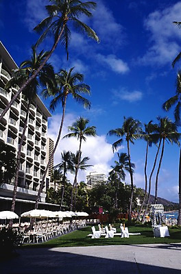 포토 JPG 주간 나무 식물 구름 해외풍경 해외 건축물 건축 외국문화 섬 북아메리카 의자 탁자 하늘 리조트 휴가 휴식 아메리카 잔디 해변 사람없음 야외 건물 관광지 세계 야자수 미국 파라솔 휴양지 하와이 태평양 콘도 야외식당 국내포토 자연요소 문화 바다 여행 가구 컨셉 숙소 풍경 식당 장소 대륙 파일형식