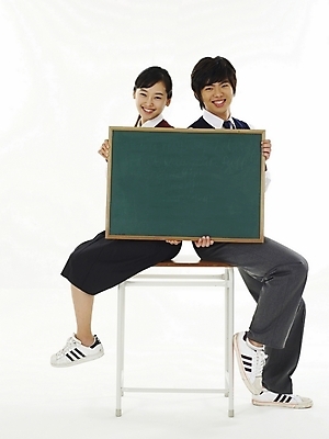 포토 JPG 스튜디오촬영 전신 학생 여학생 여자 교육 남자 교복 남학생 포즈 청소년 고등학생 안내 누끼 사람 두명 10대 친구 스쿨라이프 칠판 한국인 알림 책상 십대만 국내포토 라이프스타일 옷 가구 학교 관계 실내 동양인 파일형식