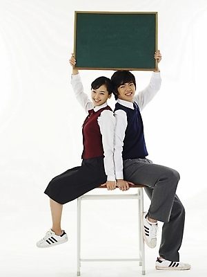 포토 JPG 스튜디오촬영 전신 학생 여학생 여자 교육 남자 교복 남학생 포즈 청소년 고등학생 안내 누끼 사람 두명 10대 친구 스쿨라이프 칠판 한국인 알림 책상 십대만 국내포토 라이프스타일 옷 가구 학교 관계 실내 동양인 파일형식
