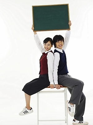 포토 JPG 스튜디오촬영 전신 학생 여학생 여자 교육 남자 교복 남학생 포즈 청소년 고등학생 안내 누끼 사람 두명 10대 친구 스쿨라이프 칠판 한국인 알림 책상 십대만 국내포토 라이프스타일 옷 가구 학교 관계 실내 동양인 파일형식