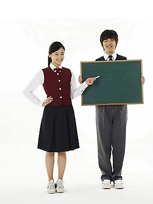 포토 JPG 스튜디오촬영 전신 학생 여학생 여자 교육 남자 교복 남학생 포즈 청소년 고등학생 안내 누끼 사람 두명 10대 친구 스쿨라이프 칠판 한국인 알림 십대만 국내포토 라이프스타일 옷 학교 관계 실내 동양인 파일형식