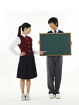 포토 JPG 스튜디오촬영 전신 학생 여학생 여자 교육 남자 교복 남학생 포즈 청소년 고등학생 안내 누끼 사람 두명 10대 친구 스쿨라이프 칠판 한국인 알림 십대만 국내포토 라이프스타일 옷 학교 관계 실내 동양인 파일형식