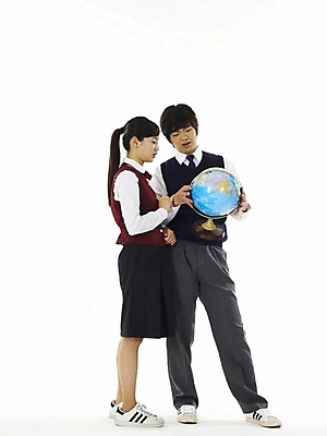 포토 JPG 스튜디오촬영 전신 학생 여학생 여자 교육 남자 교복 지구 남학생 포즈 청소년 고등학생 누끼 사람 두명 10대 친구 세계 지구본 스쿨라이프 한국인 십대만 국내포토 라이프스타일 옷 학교 관계 실내 동양인 파일형식
