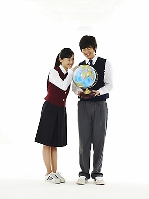 포토 JPG 스튜디오촬영 전신 학생 여학생 여자 교육 남자 교복 지구 남학생 포즈 청소년 고등학생 누끼 사람 두명 10대 친구 세계 지구본 스쿨라이프 한국인 십대만 국내포토 라이프스타일 옷 학교 관계 실내 동양인 파일형식