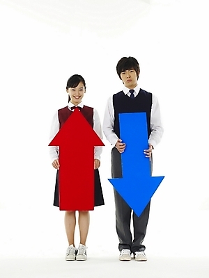 포토 JPG 스튜디오촬영 전신 학생 여학생 여자 교육 남자 교복 화살표 남학생 포즈 청소년 고등학생 누끼 사람 두명 10대 친구 스쿨라이프 경쟁 한국인 발전 라이벌 하락 방향 상승 성적 십대만 국내포토 라이프스타일 옷 컨셉 학교 관계 실내 동양인 파일형식